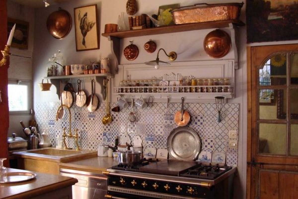 Même des plats fêlés peuvent remplir une fonction décorative à l'intérieur dans le style provençal.